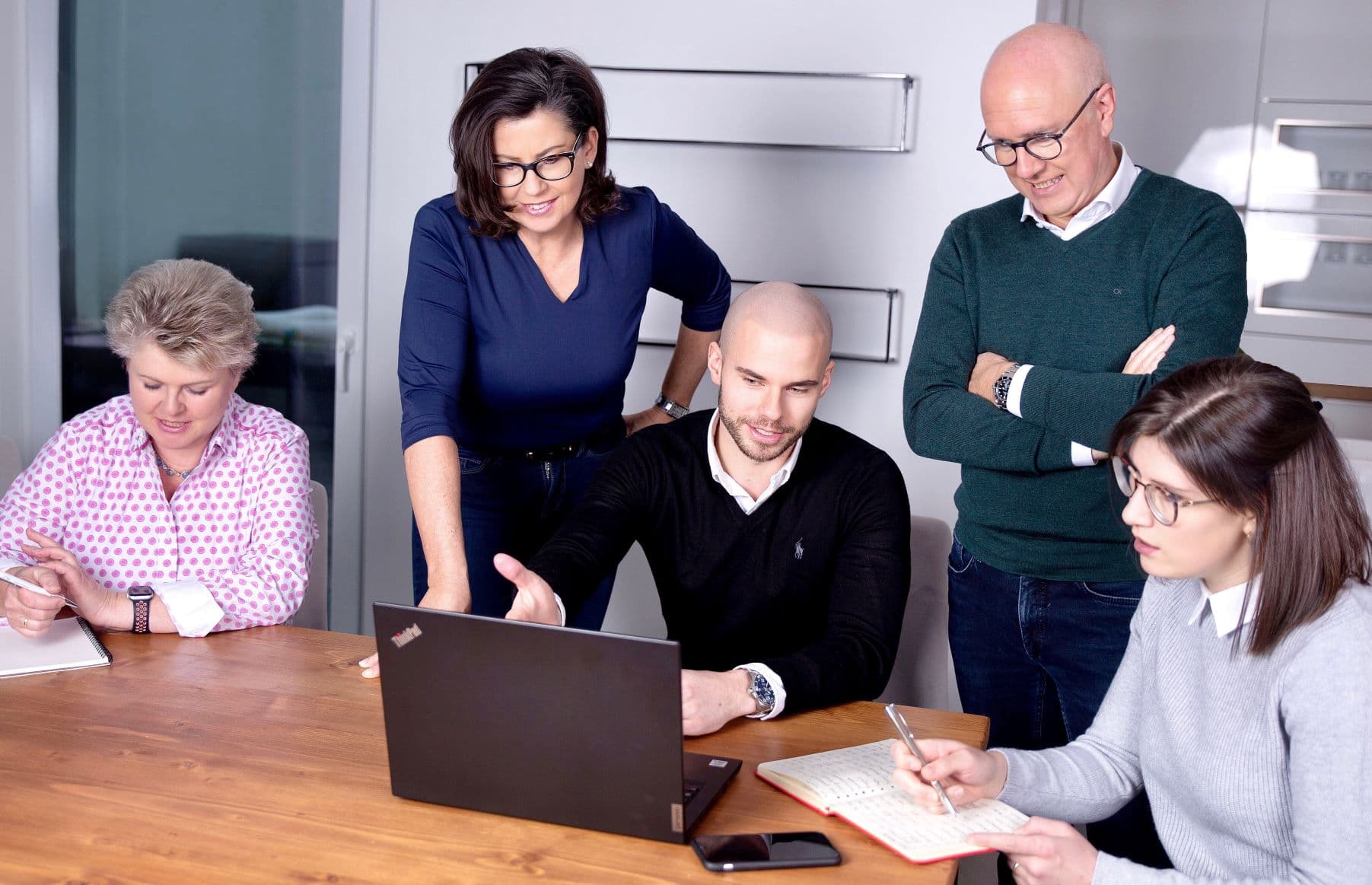 Das Team von Viva Marketing am Besprechungstisch